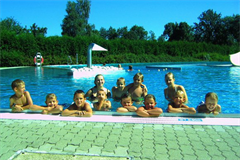 Kinder+und+Trainerinnen+im+Schwimmbecken