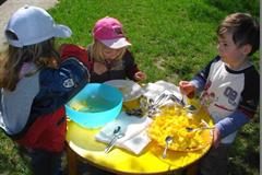 Kindergartenkinder+rund+um+Tisch+mit+Jause